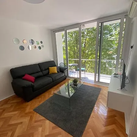 Apartman Eni דירה *